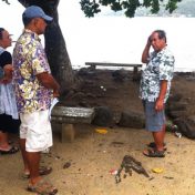 L'archéologue Paul Niva devant le Marae Ofai Tama